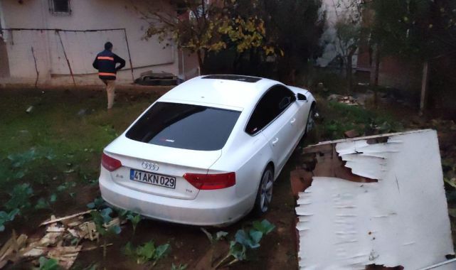 Gebze'de otomobil çitleri aşıp evin bahçesine daldı