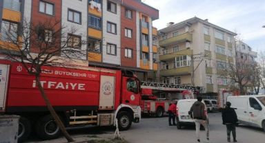 Gebze’de çatıda süs bitkileri yandı