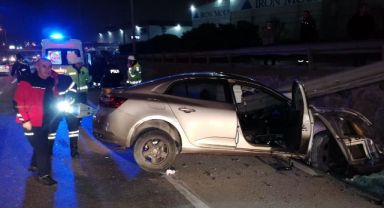 Gebze’de otomobil bariyerlere ok gibi saplandı