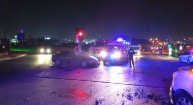 Hafif ticari araç ile otomobil çarpıştı: 4 yaralı