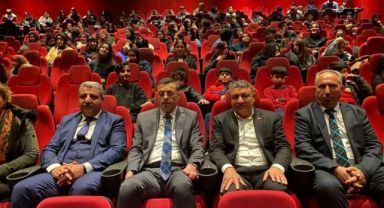 Hayatı sinemaya uyarlanan vekil, filmi öğrencilerle izledi