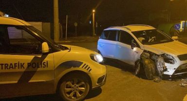 Motosikletlere çarpmamak için elektrik direğine çarptı