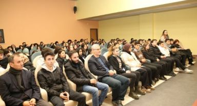 Öğrenciler Şehir Tiyatrosu oyuncularıyla buluştu