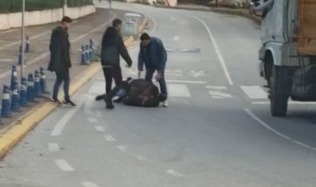 Okul çıkışı yolun ortasında kavga ettiler