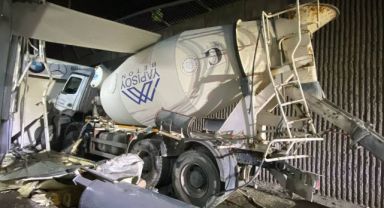 Otomobille çarpışan beton mikseri köprüden uçtu