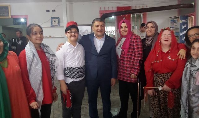 Özel öğrenciler sıra gecesi yapıp gönüllerince eğlendi