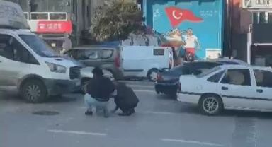 Scooterın koluna taktığı poşet yırtılınca paraları yola saçıldı