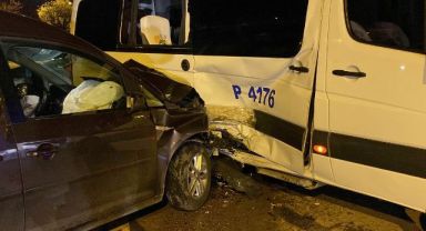 Servis aracı ile çarpışan ticari araç hurdaya döndü