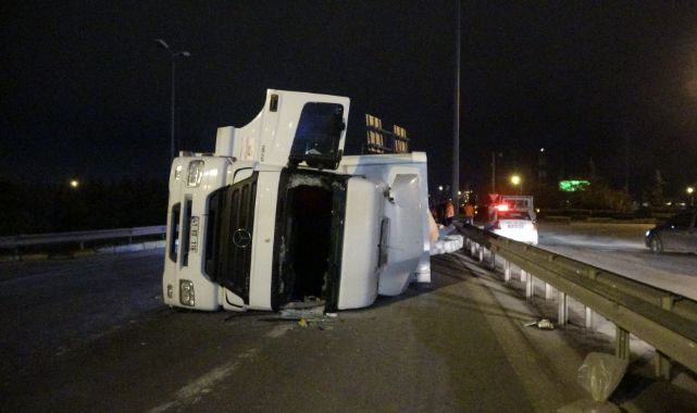 TEM’e girmek isterken virajı alamayan kağıt yüklü tır devrildi