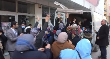 Ücretsiz dağıtılan 100 halı için izdiham yaşandı