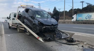 Yol ayrımında bariyerlere çarptı: 6 yaralı