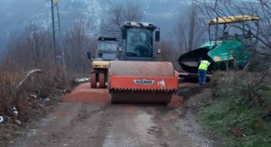 Yol Bakım Timi köy yollarını asfaltlıyor