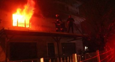 Alev alev yanan evlerini gözyaşları içinde izlediler