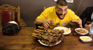 Avustralya’dan gelip cağ kebabı yeme şampiyonu oldu