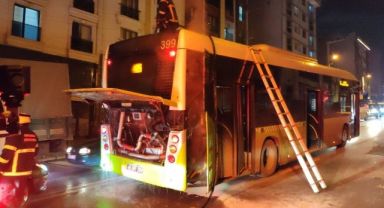 Belediye otobüsünün motorunda çıkan yangın korkuttu