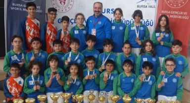ÇESK’li karateciler Bursa’dan kupa ve madalyalarla döndü