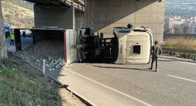 D-100'de tır devrildi, yol kapandı: 1 yaralı