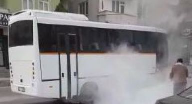 Darıca’da minibüsün altından alevler yükseldi