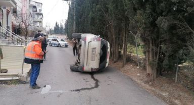 Devrilen otomobilin içinden burnu bile kanamadan çıktı