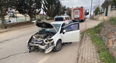 Elektrik direğine çarpan otomobil kullanılamaz hale geldi