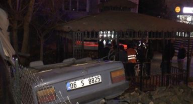 Gaz pedalı takılan otomobil tıra çarpıp çay bahçesine uçtu