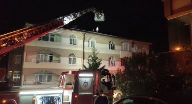 Gebze’de 6 katlı binanın çatısında yangın çıktı