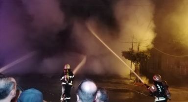 Gebze'de işyeri bir anda alev aldı
