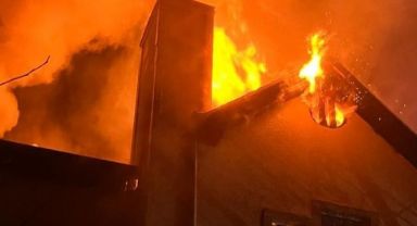 Gebze’de villanın çatısı alev alev yandı