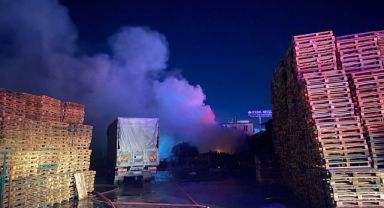 Geri dönüşüm deposu yangını palet imalathanesine sıçradı