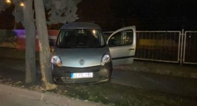 Hafif ticari otomobil ağaçların arasına daldı: 1 yaralı