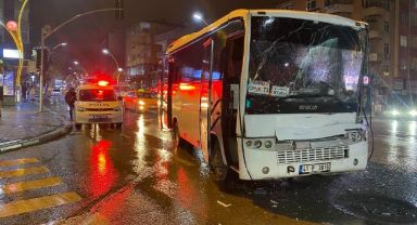 Hatalı dönüş yapan kamyon, servise çarptı
