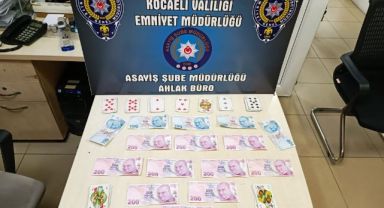 İş yerinde kumar oynarken yakalandılar