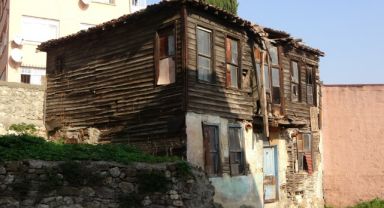 İzmit'in tarihe tanıklık eden evleri bakın ne halde