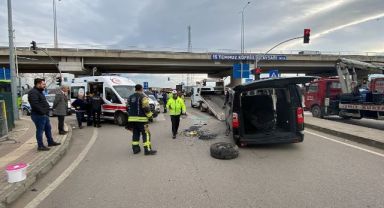 İzmit’te minibüsle otomobil çarpıştı: 3 yaralı