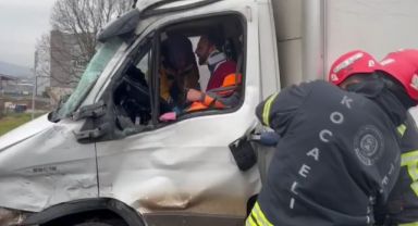 Kamyon ile kamyonet çarpıştı, sürücü için seferber oldular