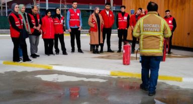 Kızılay gönüllülerine Büyükşehir İtfaiyesinden eğitim