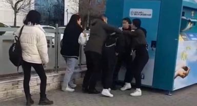 Liseli kızlar saç saça birbirlerine girdiler