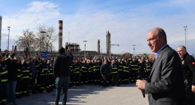 Muharrem İnce, eylemdeki TÜPRAŞ işçisini ziyaret etti