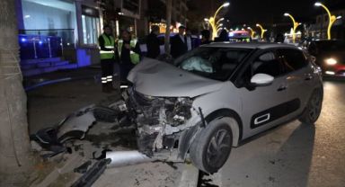 Önce servis aracına, sonra elektrik direğine çarptı