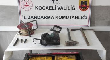 Ormanda define ararken jandarmaya suçüstü yakalandılar