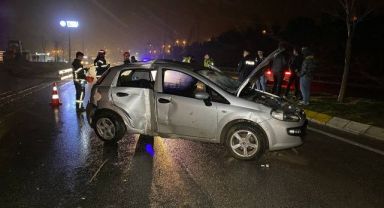 Otomobil elektrik direği ve ağaçları devirdi: 2 yaralı