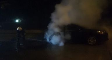 Park halindeki otomobil alev topuna döndü