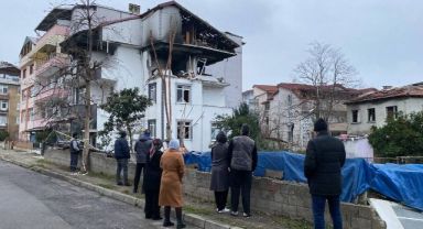 Patlamanın ardından ev ve eşyalar küle döndü