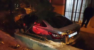Servis aracıyla çarpışan otomobil evin bahçesine uçtu