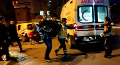 Silahlı saldırıya uğrayan arkadaşını kucağında taşıdı