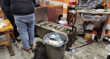 Tadilat yapmak istediler, döner ocağı üzerlerine düştü