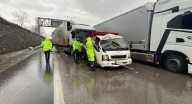TEM’de işçi servisi önce tıra sonra bariyerlere çarptı