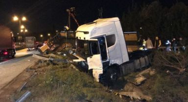 TEM Otoyolu'nda tır devrildi