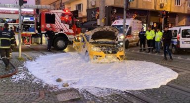 Ticari taksi ile tramvay çarpıştı: 3 yaralı
