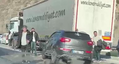 Yanan otomobile yardım etmek için durmaya çalışan tıra çarptı